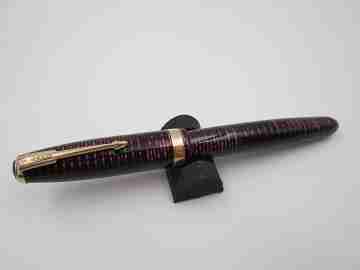 Parker Vacumatic. Burgundy and black celluloid. Golden details. 14K gold nib
