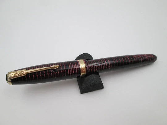 Parker Vacumatic. Burgundy and black celluloid. Golden details. 14K gold nib