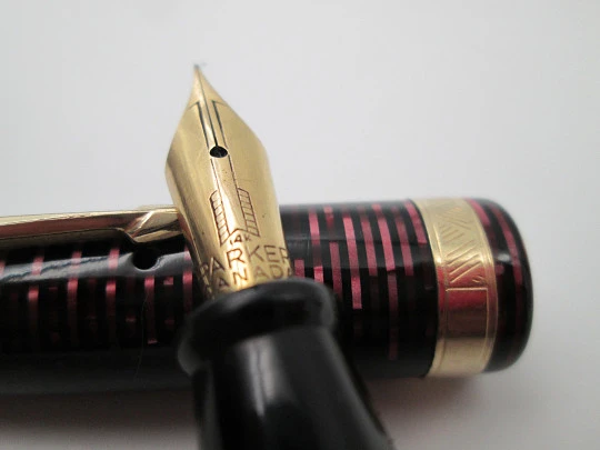 Parker Vacumatic. Burgundy and black celluloid. Golden details. 14K gold nib