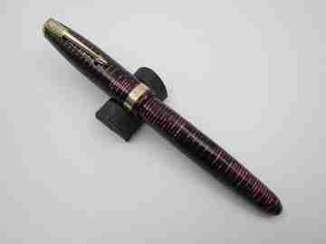 Parker Vacumatic. Burgundy and black celluloid. Golden details. 14K gold nib