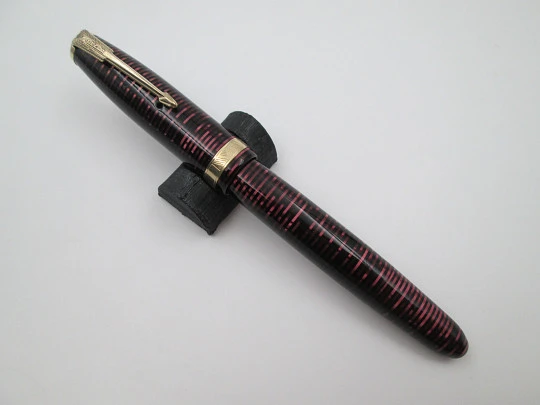 Parker Vacumatic. Burgundy and black celluloid. Golden details. 14K gold nib