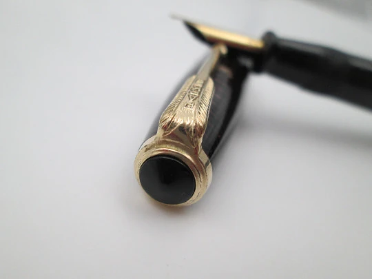 Parker Vacumatic. Burgundy and black celluloid. Golden details. 14K gold nib