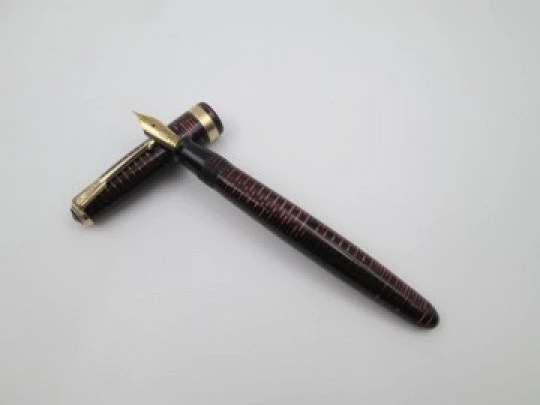 Parker Vacumatic. Burgundy and black celluloid. Golden details. 14K gold nib