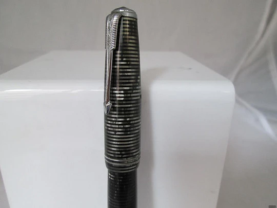 Parker Vacumatic. Celluloid. Silver pearl. 1940's. 14K gold nib. USA