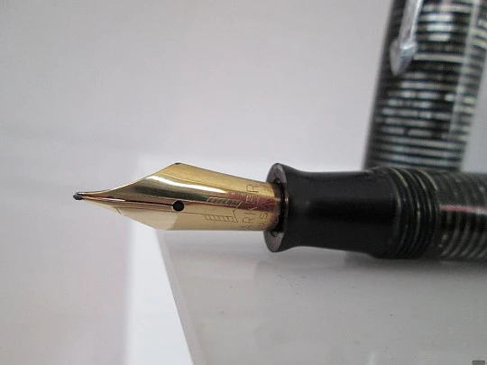 Parker Vacumatic. Celluloid. Silver pearl. 1940's. 14K gold nib. USA