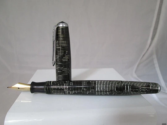 Parker Vacumatic. Celluloid. Silver pearl. 1940's. 14K gold nib. USA