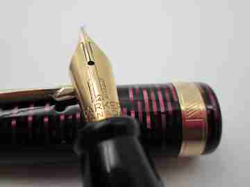 Parker Vacumatic. Celuloide borgoña negro y detalles dorados. Plumín 14k. 1940