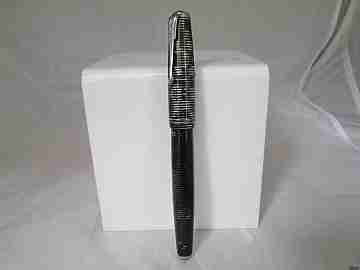 Parker Vacumatic. Gris perla. 1940. USA. Plumín oro. Celuloide