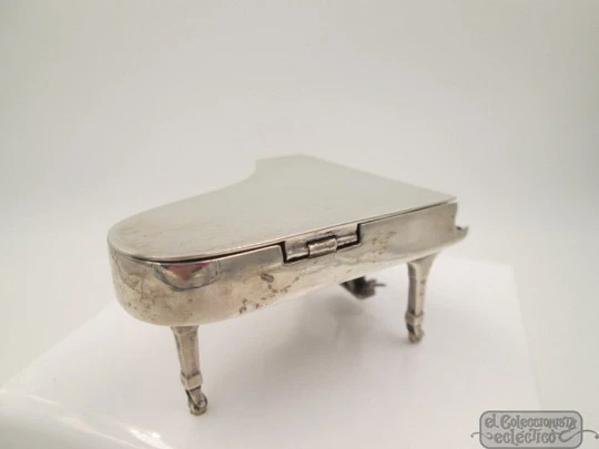 Pastillero / caja. Miniatura piano de cola. Plata ley 800. Años 70