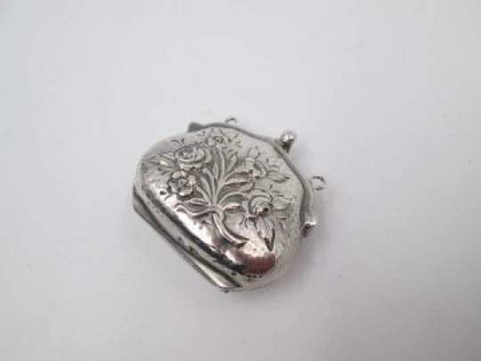 Pastillero colgante. Plata de ley 925. Bolso floreado. Relieve. España. 1970