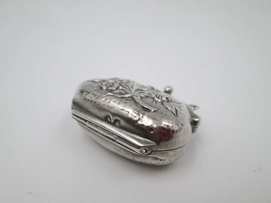 Pastillero colgante. Plata de ley 925. Bolso floreado. Relieve. España. 1970