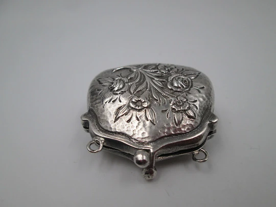 Pastillero colgante. Plata de ley 925. Bolso floreado. Relieve. España. 1970
