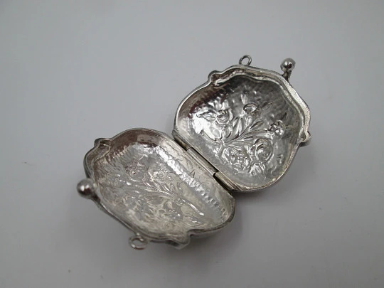 Pastillero colgante. Plata de ley 925. Bolso floreado. Relieve. España. 1970