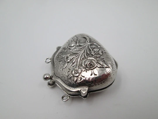 Pastillero colgante. Plata de ley 925. Bolso floreado. Relieve. España. 1970
