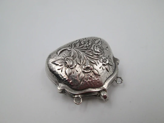 Pastillero colgante. Plata de ley 925. Bolso floreado. Relieve. España. 1970