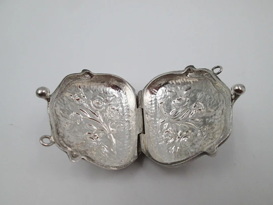 Pastillero colgante. Plata de ley 925. Bolso floreado. Relieve. España. 1970