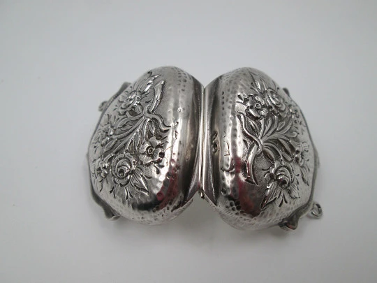 Pastillero colgante. Plata de ley 925. Bolso floreado. Relieve. España. 1970