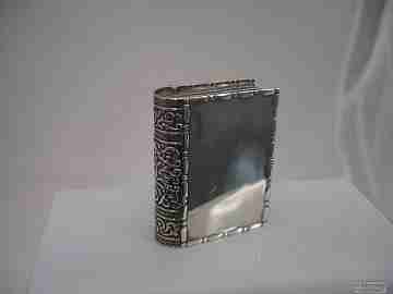 Pastillero libro. Plata de ley. 1970. Volutas y motivos geométricos