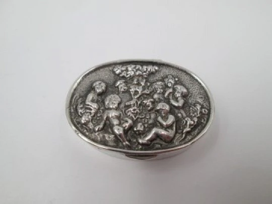 Pastillero mujer. Plata de ley 925 / vermeil. Alto relieve. Querubines. 1970