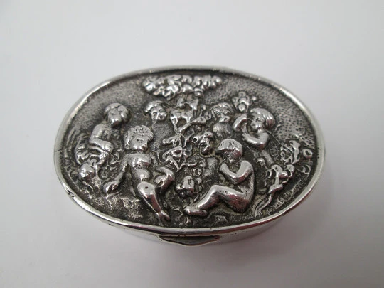 Pastillero mujer. Plata de ley 925 / vermeil. Alto relieve. Querubines. 1970