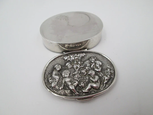 Pastillero mujer. Plata de ley 925 / vermeil. Alto relieve. Querubines. 1970