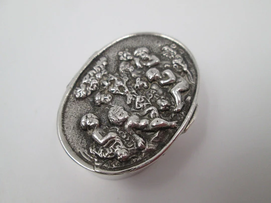 Pastillero mujer. Plata de ley 925 / vermeil. Alto relieve. Querubines. 1970