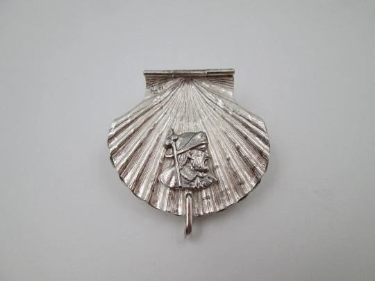 Pastillero unisex en plata de ley. Concha de peregrino y busto Santiago Apóstol. 1980 Pastillero unisex en plata de ley. Concha de peregrino y busto Santiago Apóstol. 1980