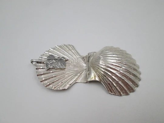 Pastillero unisex en plata de ley. Concha de peregrino y busto Santiago Apóstol. 1980