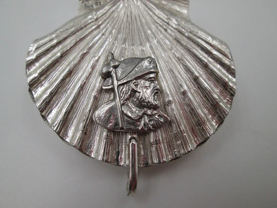 Pastillero unisex en plata de ley. Concha de peregrino y busto Santiago Apóstol. 1980