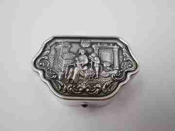 Pastillero. Plata de ley. 1990. Alto relieve. Abuela con nietos. Piedra