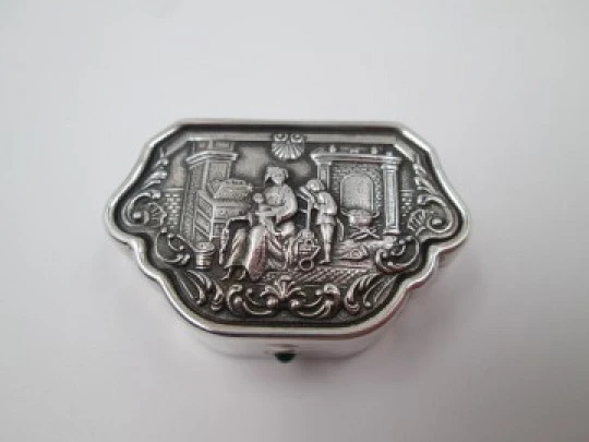 Pastillero. Plata de ley. 1990. Alto relieve. Abuela con nietos. Piedra