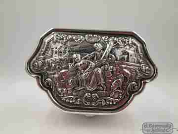 Pastillero. Plata de ley. 1990. Alto relieve. Escena romántica