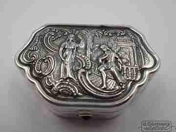 Pastillero. Plata de ley. 1990. Alto relieve. Piedra roja cabujona