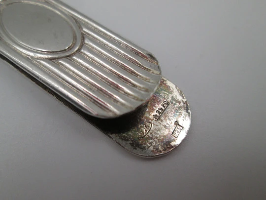 Pedro Duran money clip. 925 sterling silver. Ribbed motifs and medallion. Spain. 1980's