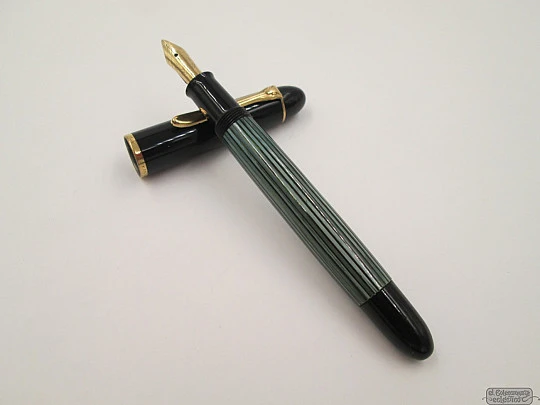 Pelikan 140. Resina verde y negra. Detalles chapados. Años 50. Pistón. Oro 14K