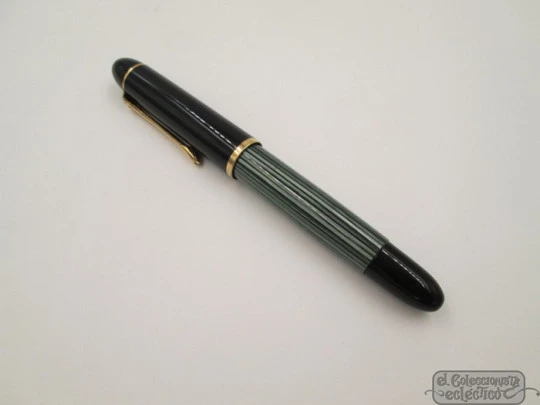 Pelikan 140. Resina verde y negra. Detalles chapados. Años 50. Pistón. Oro 14K