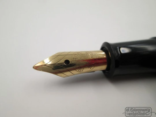 Pelikan 140. Resina verde y negra. Detalles chapados. Años 50. Pistón. Oro 14K