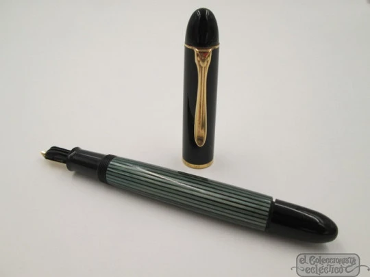 Pelikan 140. Resina verde y negra. Detalles chapados. Años 50. Pistón. Oro 14K