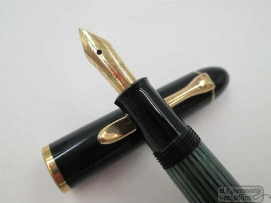 Pelikan 140. Resina verde y negra. Detalles chapados. Años 50. Pistón. Oro 14K