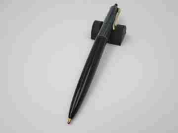 Pelikan 355. Resina estriada verde y negra. Detalles chapados oro. Pulsaciones. 1950