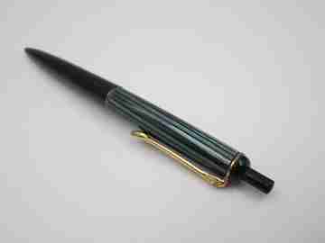 Pelikan 355. Resina estriada verde y negra. Detalles chapados oro. Pulsaciones. 1950