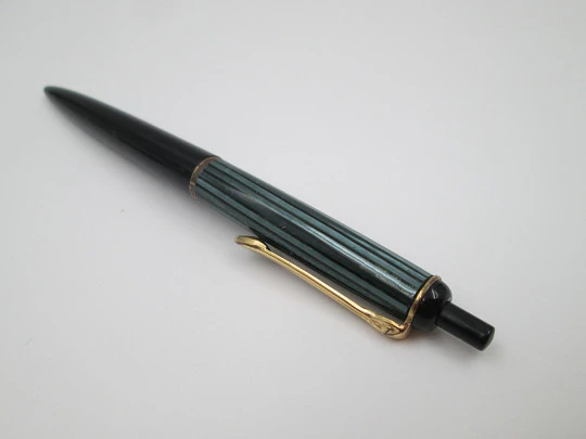 Pelikan 355. Resina estriada verde y negra. Detalles chapados oro. Pulsaciones. 1950