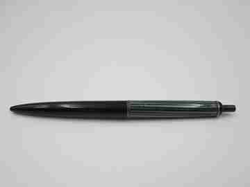 Pelikan 355. Resina estriada verde y negra. Detalles chapados oro. Pulsaciones. 1950