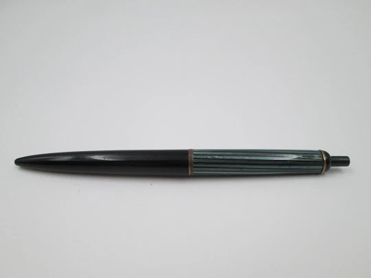 Pelikan 355. Resina estriada verde y negra. Detalles chapados oro. Pulsaciones. 1950