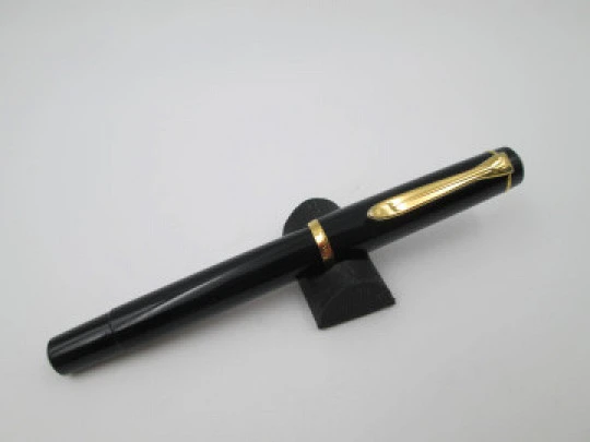 Pelikan Classic M100 fountain pen. Black resin and gold plated. Piston filler system. 1990's