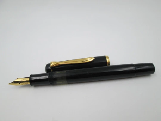 Pelikan Classic M100 fountain pen. Black resin and gold plated. Piston filler system. 1990's