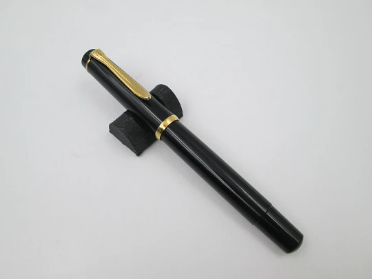 Pelikan Classic M100 fountain pen. Black resin and gold plated. Piston filler system. 1990's