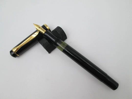 Pelikan Classic M100 fountain pen. Black resin and gold plated. Piston filler system. 1990's