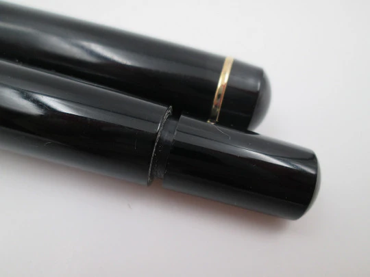 Pelikan Classic M100 fountain pen. Black resin and gold plated. Piston filler. Box. 1990's