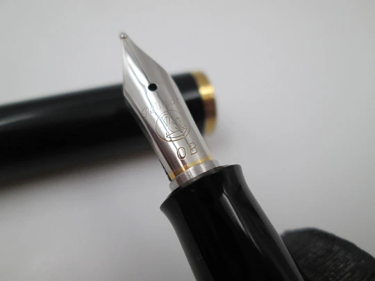 Pelikan Classic M100 fountain pen. Black resin and gold plated. Piston filler. Box. 1990's